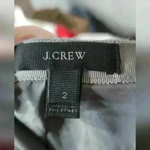 J. CREW grey lines knee length  skirt  size 2 100% polyester. - Picture 4 of 5